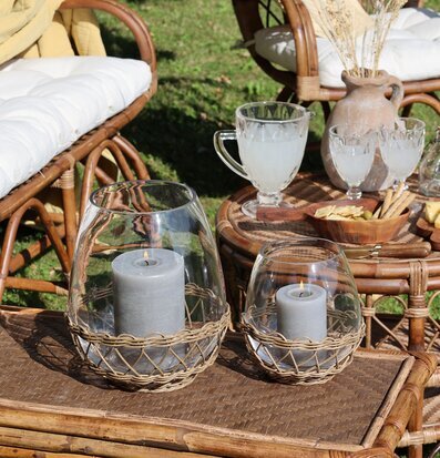 Bild av harmonisk utomhusmiljö med rottingdetaljer