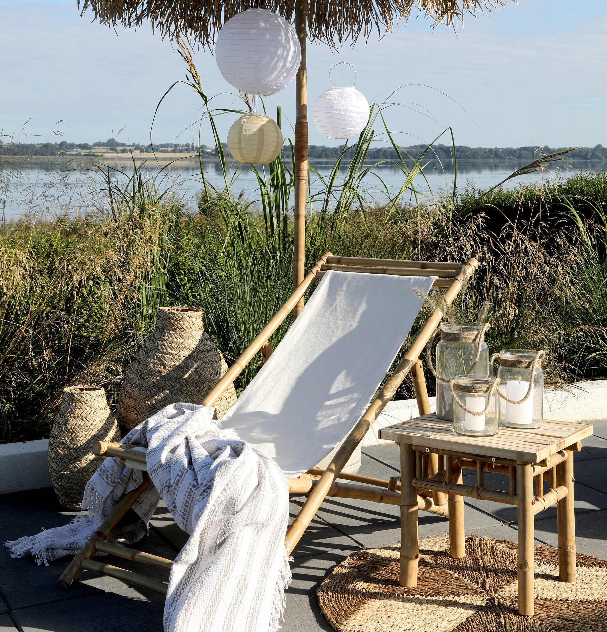 Matta Rund Flätat Sjögräs från Chic Antique i utomhusmiljö