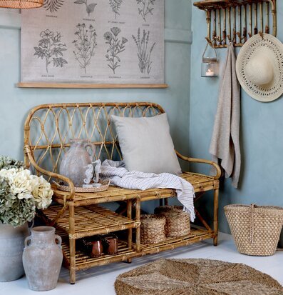 Bild av harmoniskt inreddt rum med naturmaterial