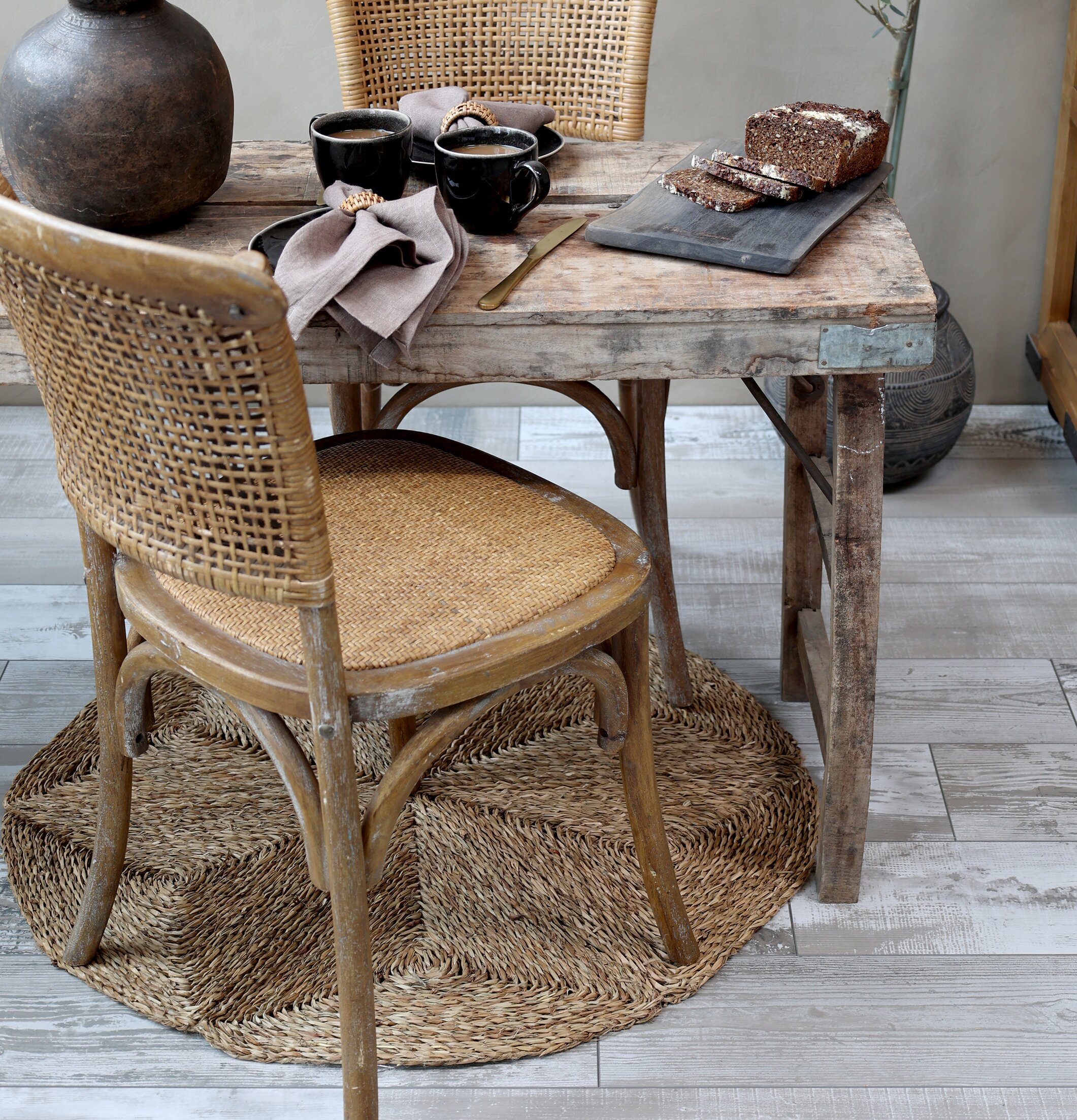 Matta Rund Flätat Sjögräs från Chic Antique under träbord