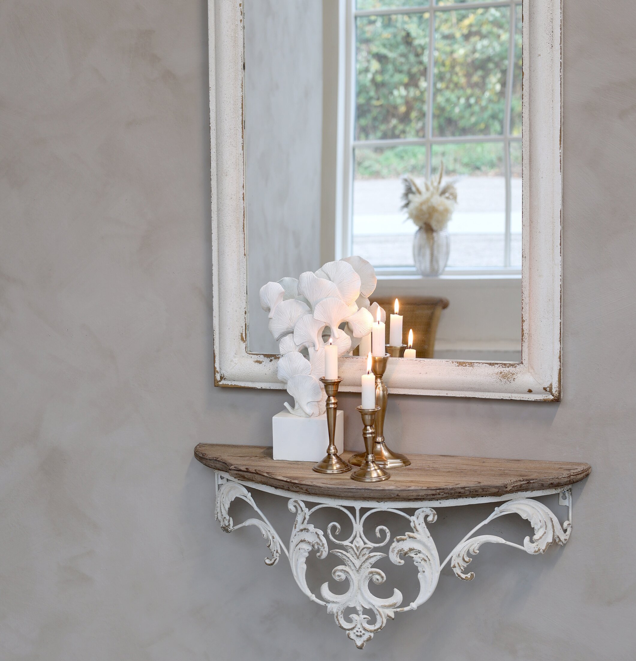 Vägghylla Med Spetskant från Chic Antique på ljust grå vägg