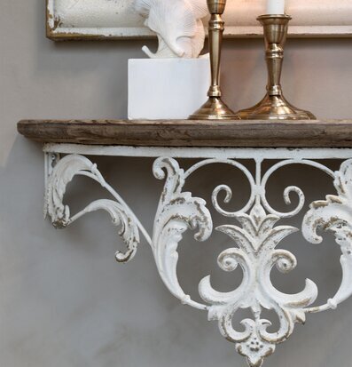 Foto av elegant vägghylla med antik design och dekorationer