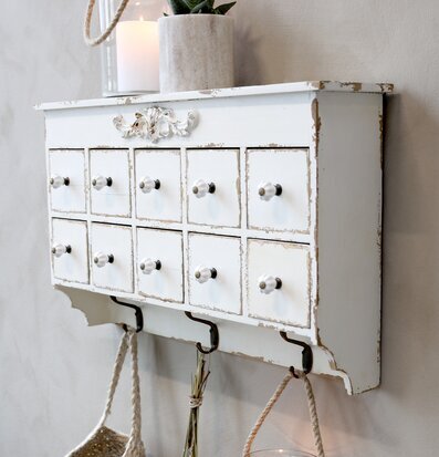 Foto av elegant shabby chic vägghylla med lådor