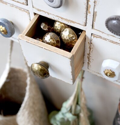 Bild av charmig väggmonterad hylla med små lådor