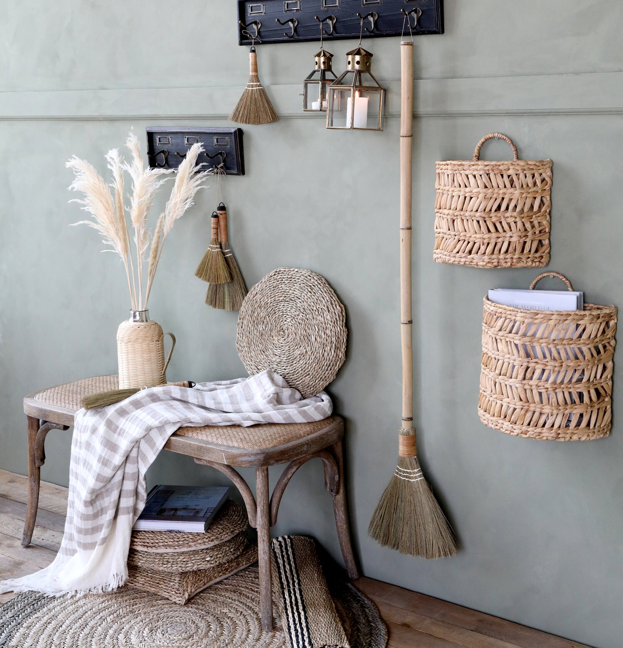 Sittdyna Flätat Sjögräs från Chic Antique på rustik bänk