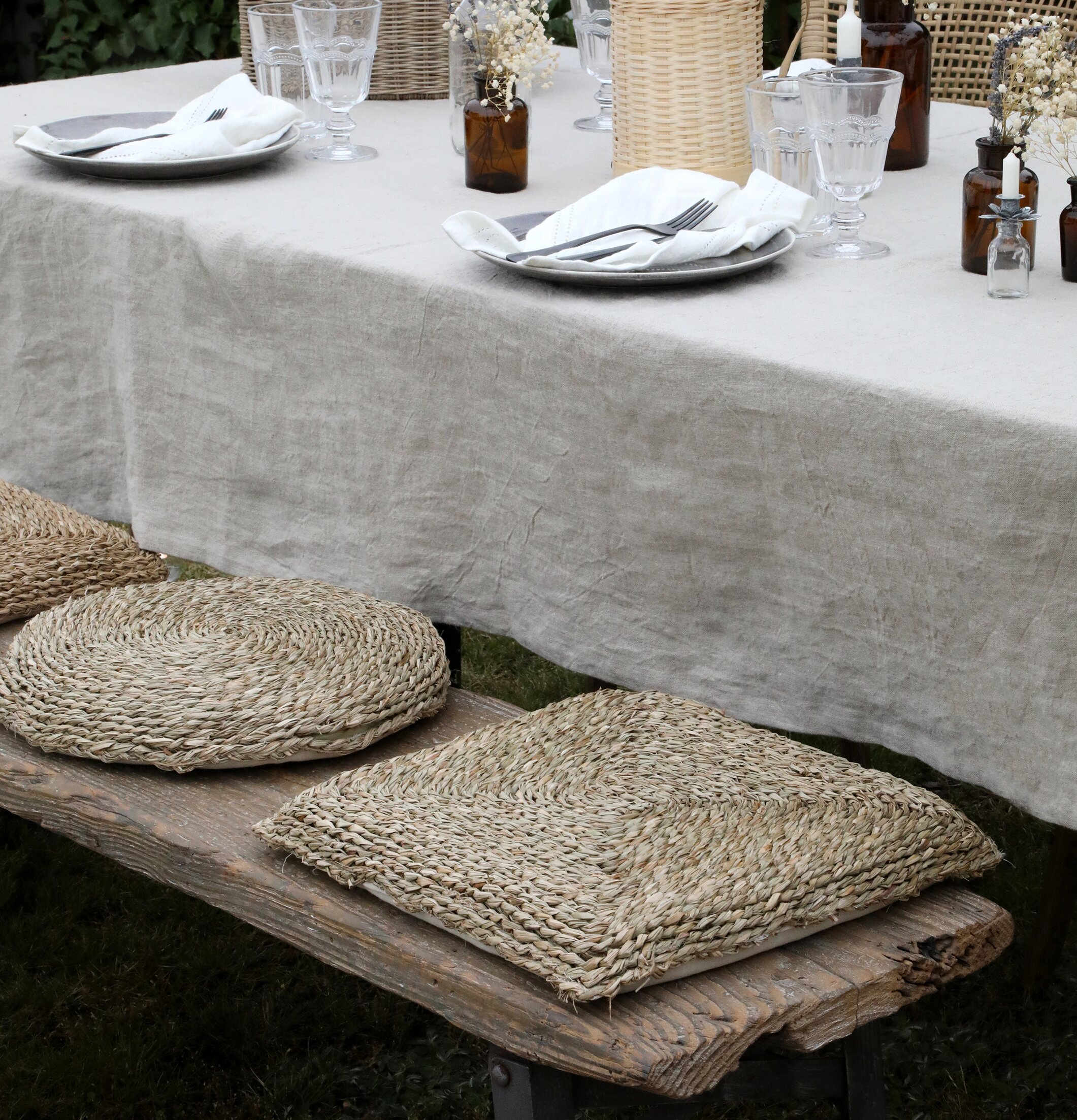 Sittdyna Flätat Sjögräs från Chic Antique på träbänk