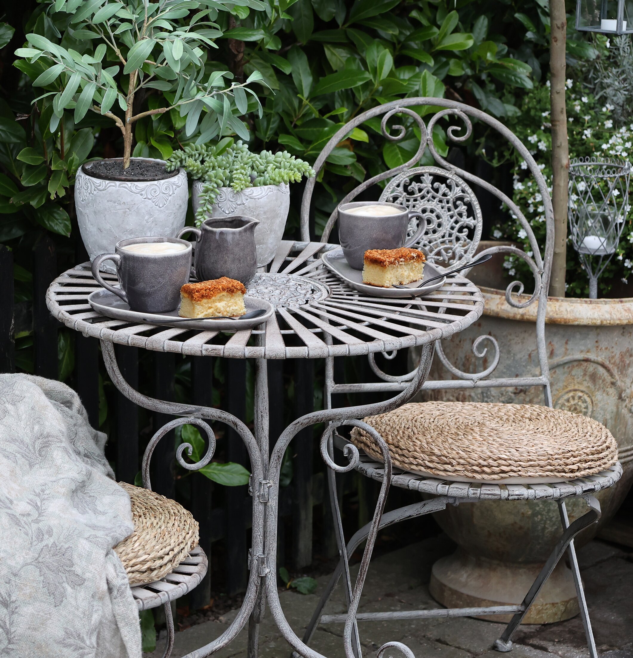Sittdyna Flätat Sjögräs från Chic Antique på antik järnstol