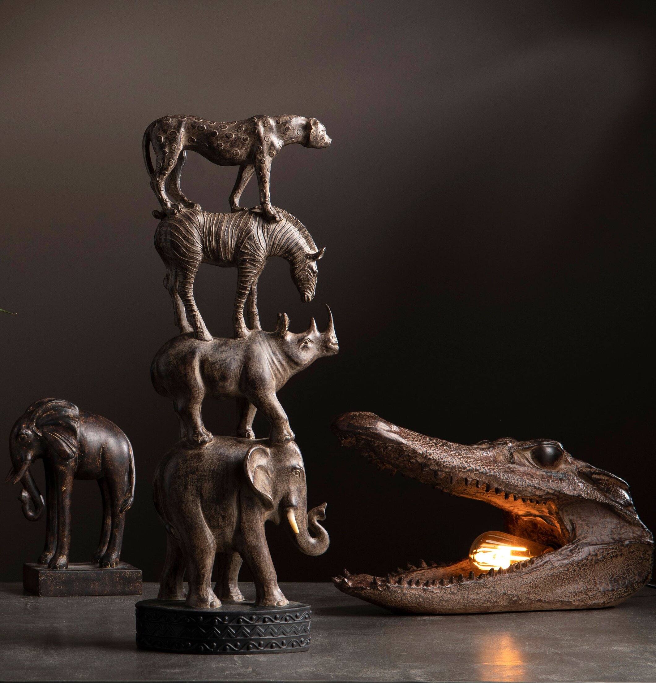 Lampa Krokodil Brun från A Lot Decoration i dramatisk miljö