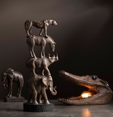 Foto: Konstnärlig savann med djurskulpturer och lampa