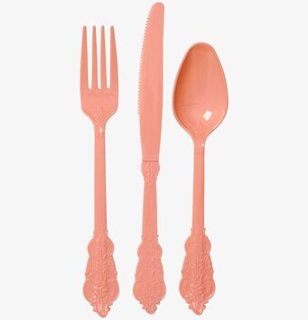 Bild av korallfärgade plastbestick med elegant design