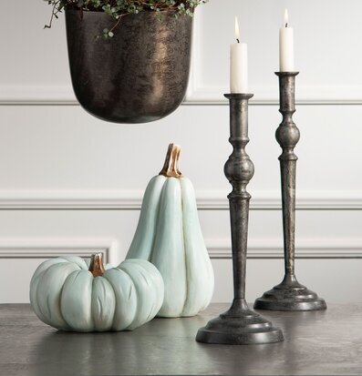 Bild av harmonisk inredning med dekorativa pumpor