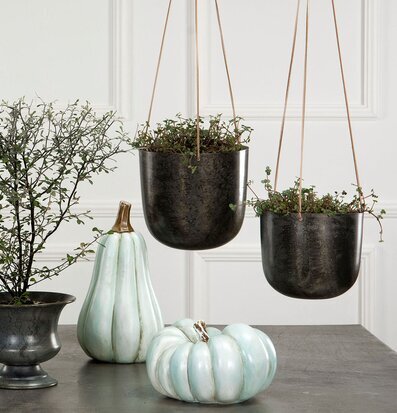 Bild av elegant inredningsdisplay med pumpaskulpturer