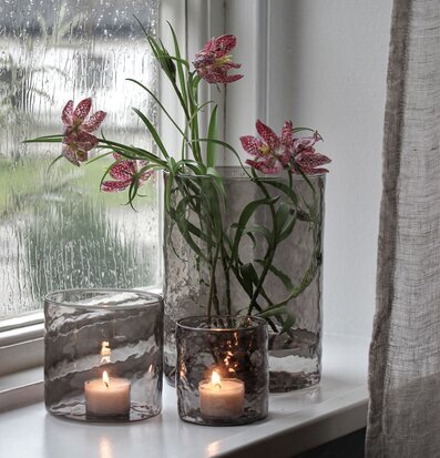 Bild av stämningsfull inredning med ljus och blommor