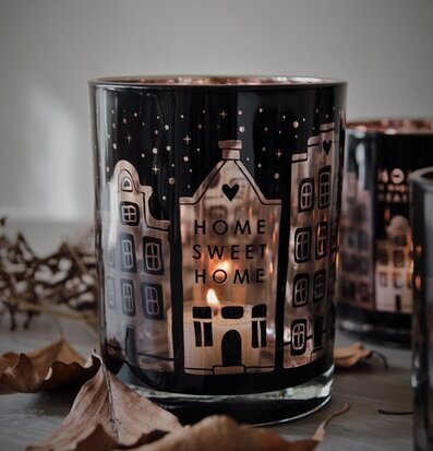 Bild av elegant ljuslykta med hemtrevlig atmosfär