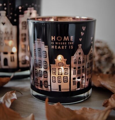 Bild av ljuslykta med pittoreska hus och varm glöd