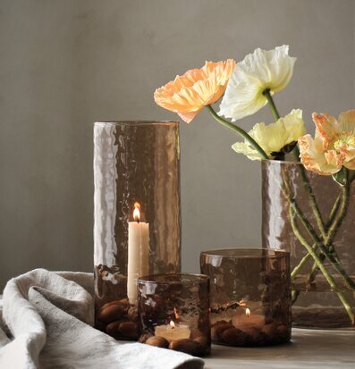 Bild av harmonisk inredning med ljuslyktor och blommor