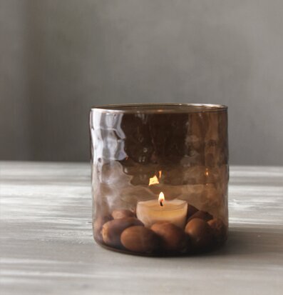 Foto av ljuslykta i glas med värmeljus och stenar