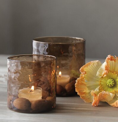 Bild av stämningsfull uppsättning med ljuslyktor