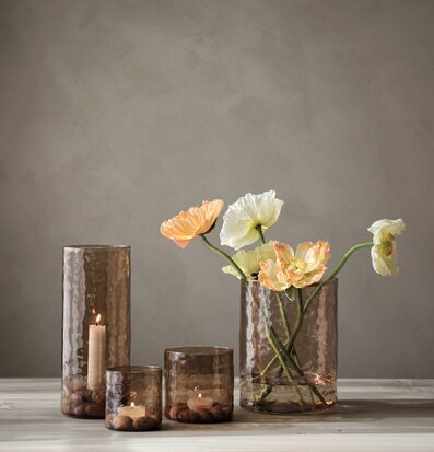 Bild av stilrena ljuslyktor och blommor i harmoni