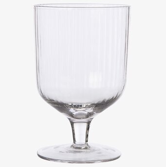 Foto av elegant dricksglas på fot med räfflad design