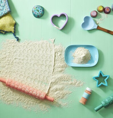 Bild av färgglada bakredskap och ingredienser i köket