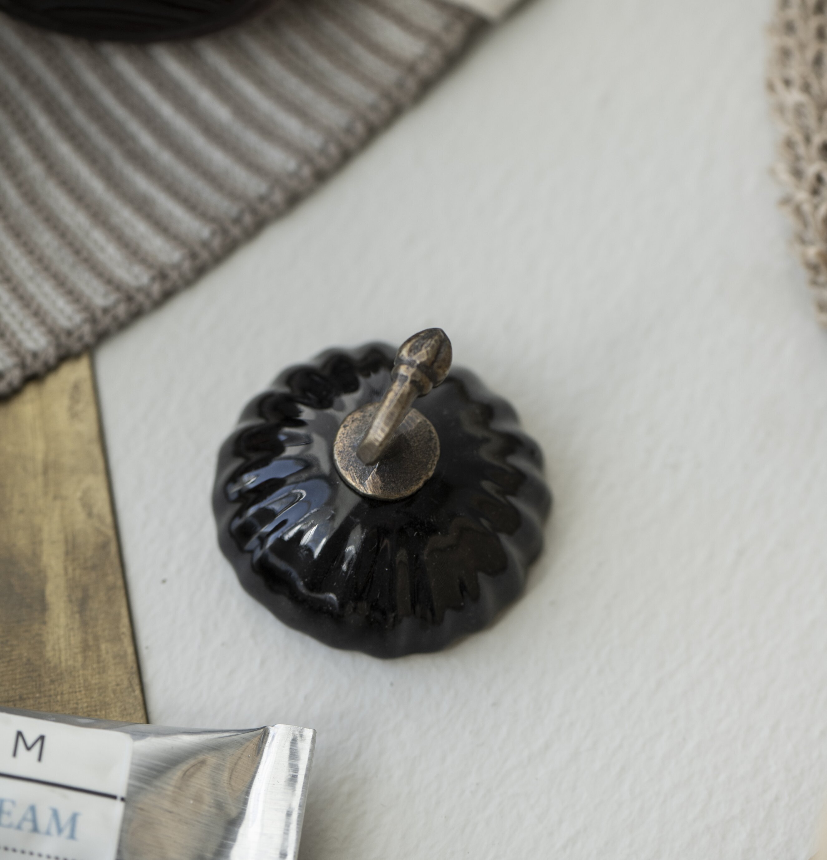 Väggkrok Keramik Svart från IB Laursen med patinerad krok