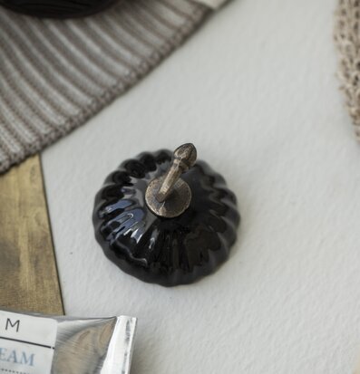 Bild av stilfull inredning med väggkrok och textilier