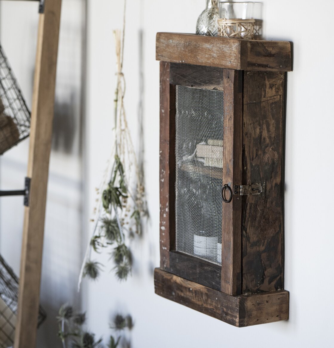 Bild av rustikt väggskåp med lantlig charm och stil