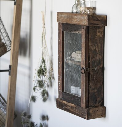 Bild av rustikt väggskåp med lantlig charm och stil