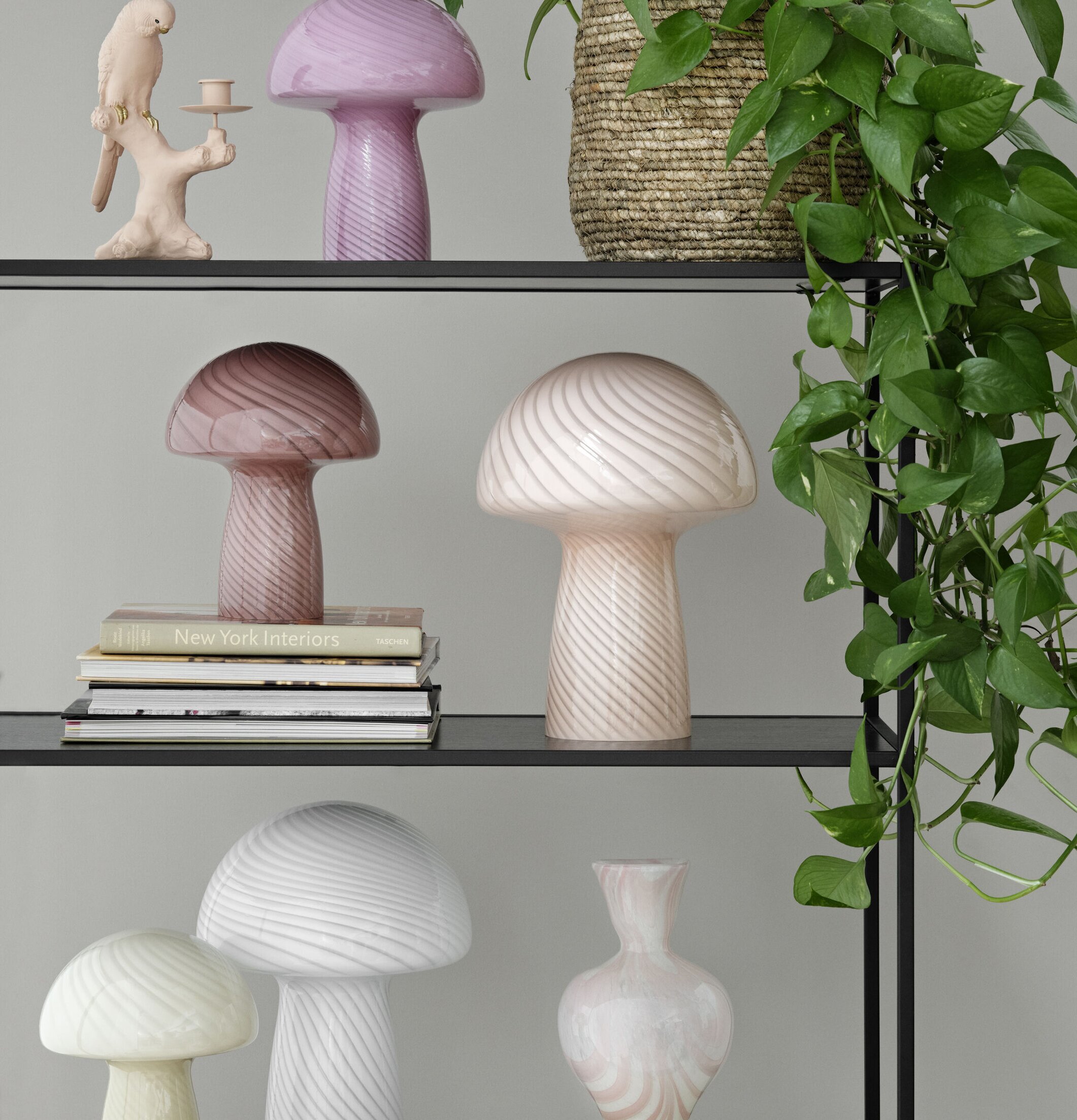 Bordslampa Mushroom L Rose från Cozy Living på en hylla
