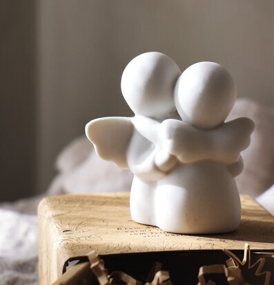 Foto av änglar i kram med gåvobox och blommotiv