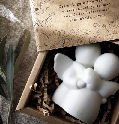 Bild av stilren förpackning med vita änglar i fokus