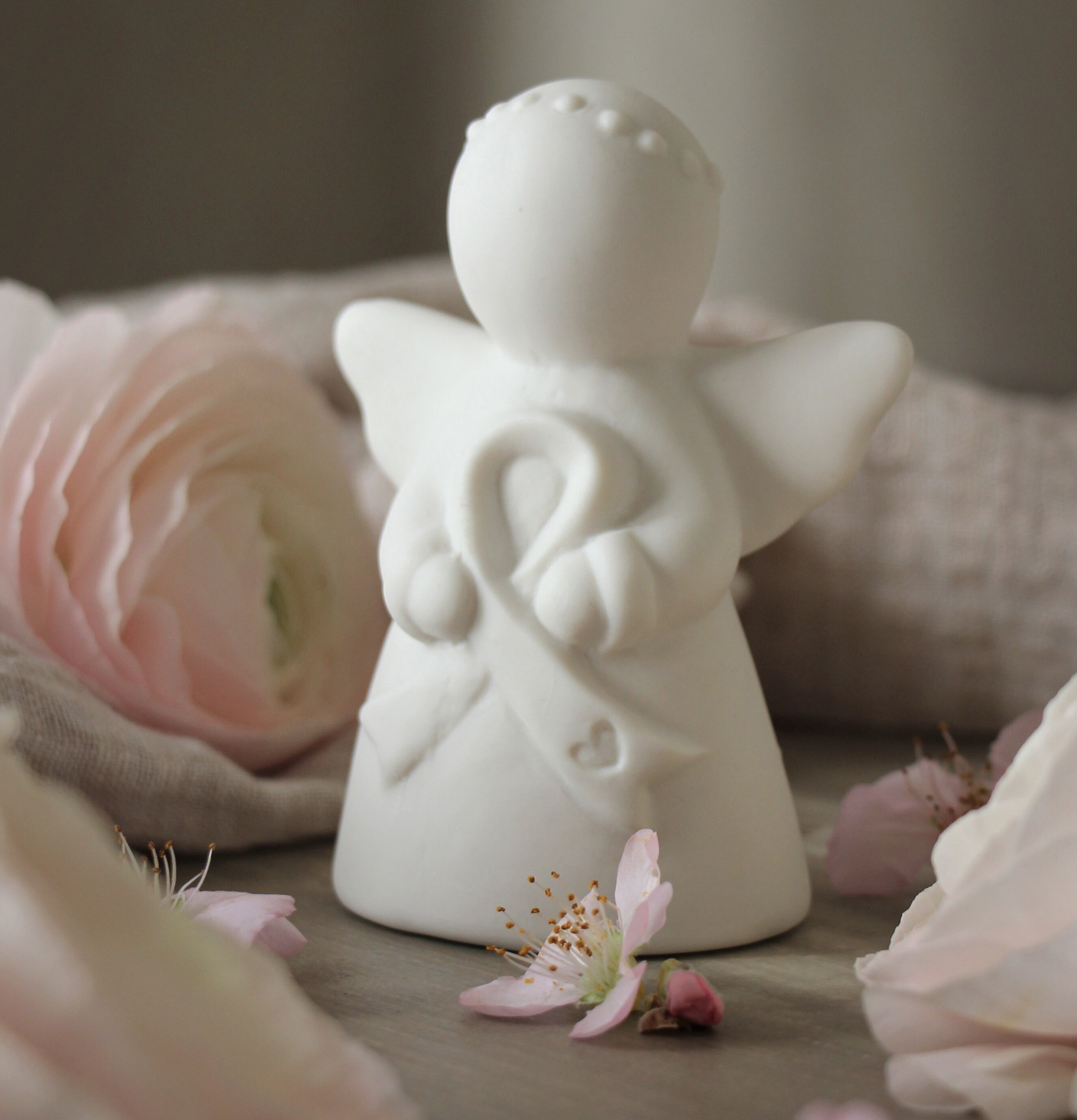 Ängel Rosa Bandet - Majas Cottage, vit porslinsfigur med blommor