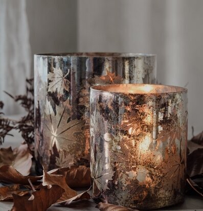 Bild av stämningsfulla ljuslyktor med höstlövsmönster