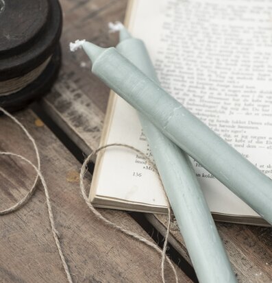 Bild av stilfullt arrangemang med gröna stearinljus