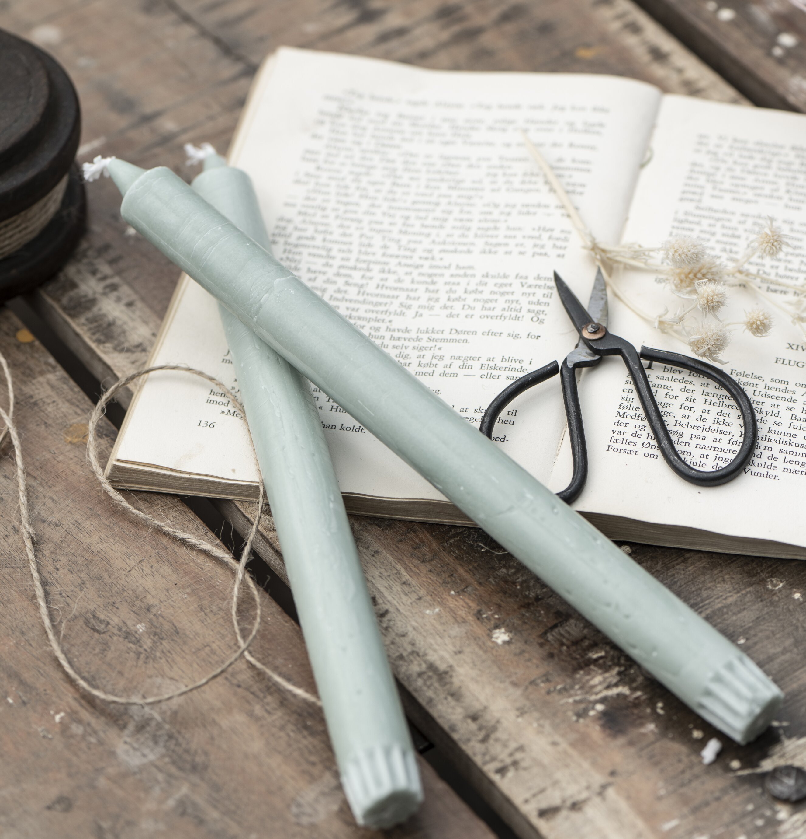 Stearinljus Grön Set/4 från IB Laursen på rustik träyta