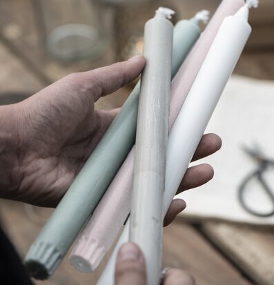 Bild av fyra harmoniska stearinljus i naturlig miljö