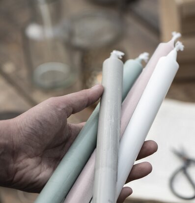 Bild av eleganta stearinljus i mjuka pastellfärger