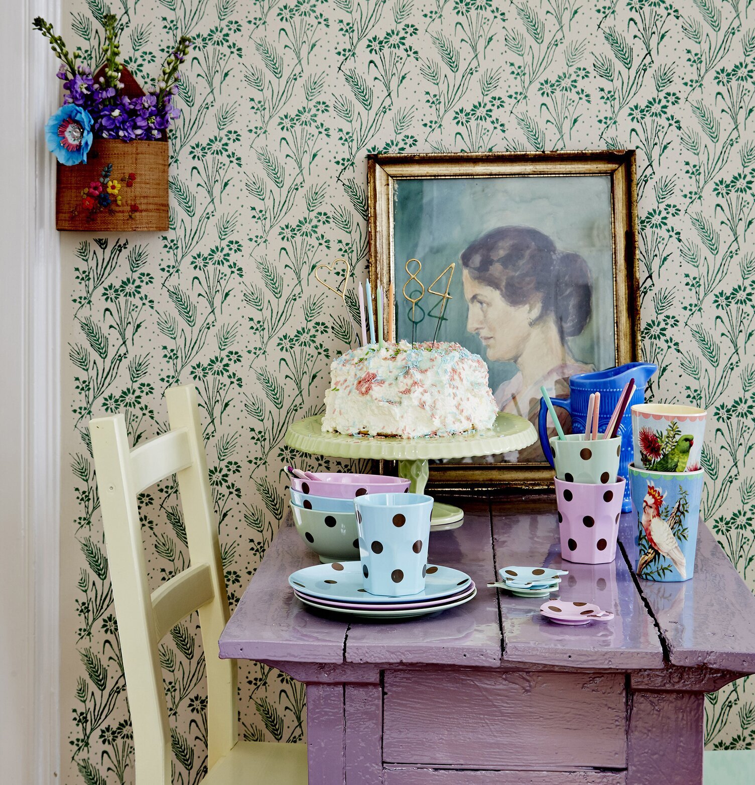 Bild av hemtrevligt arrangemang med färgglada detaljer