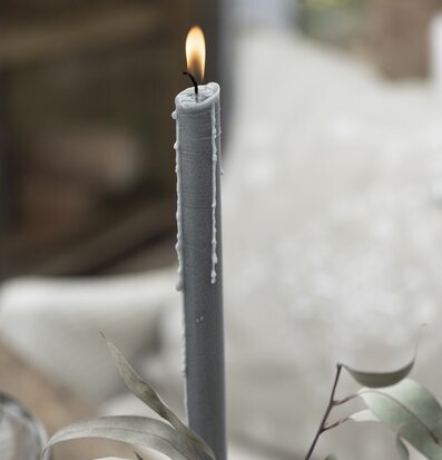 Bild av ett askgrått stearinljus i harmonisk miljö