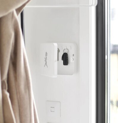 Bild av stilrent nyckelskåp i modern inredning