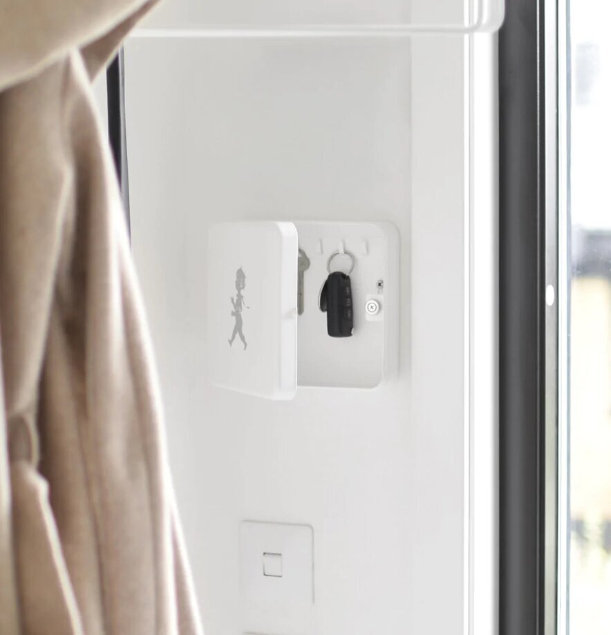 Nyckelskåp Vit från Solstickan monterat på vit vägg