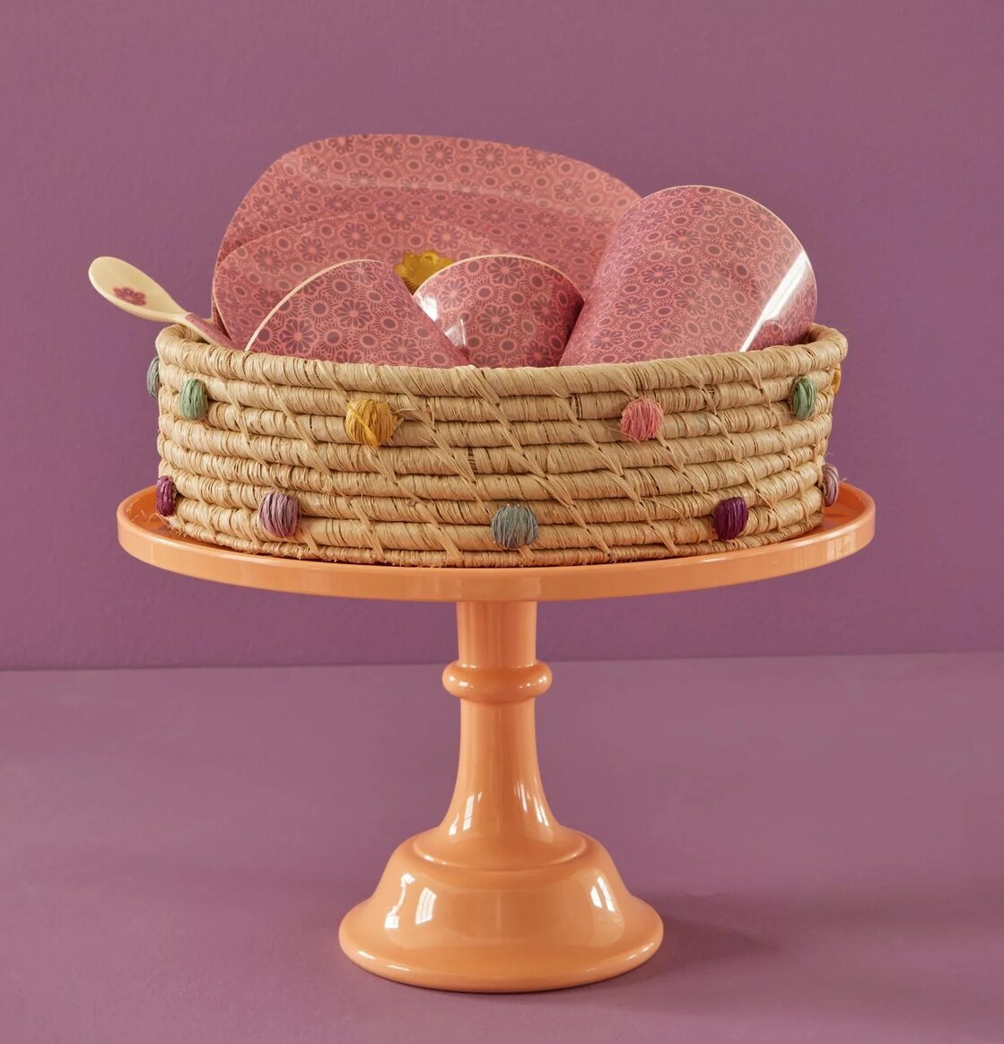 Rund Korg Raffia Dots Liten från Rice på ett orange fat