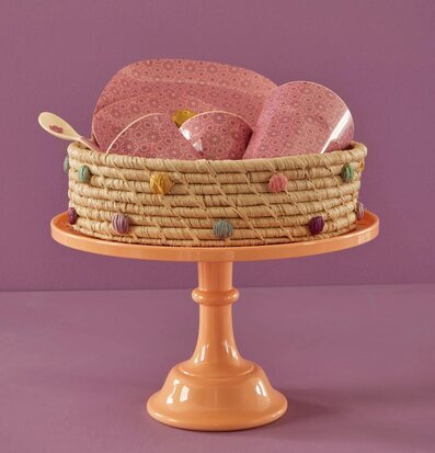 Bild av dekorativ korg med färgglada detaljer