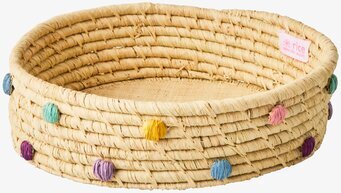 Bild av rund korg i raffia med färgglada prickar