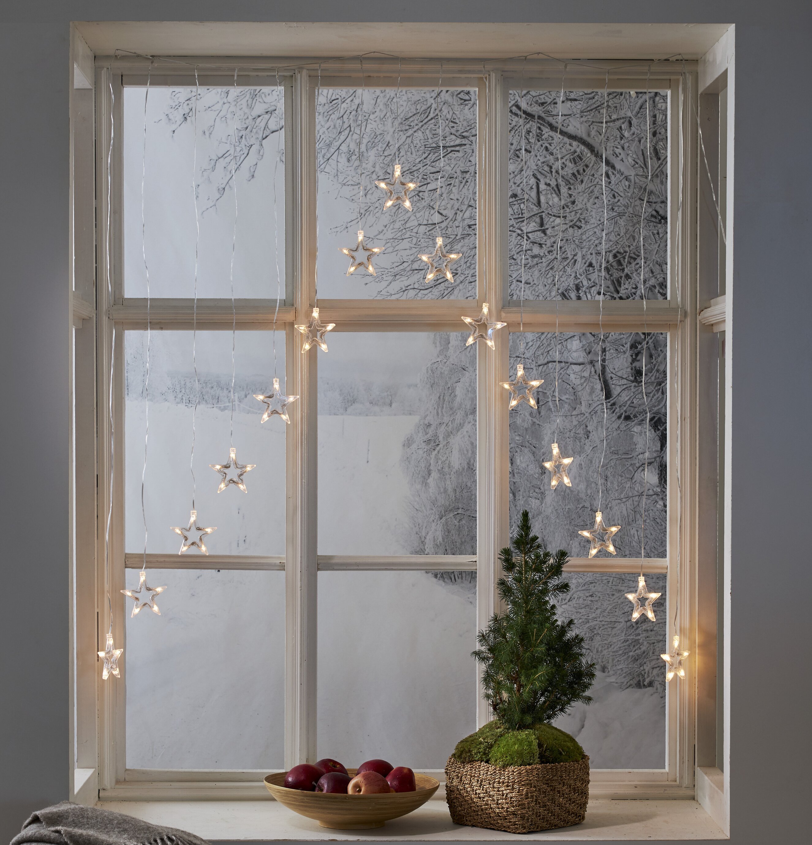 Ljusgardin Decystar från Star Trading i snötäckt fönster