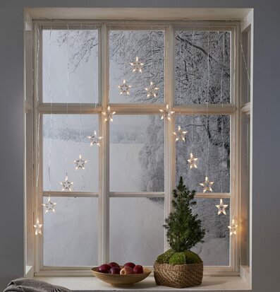 Bild av vinterstämning med ljusdraperi och dekorationer