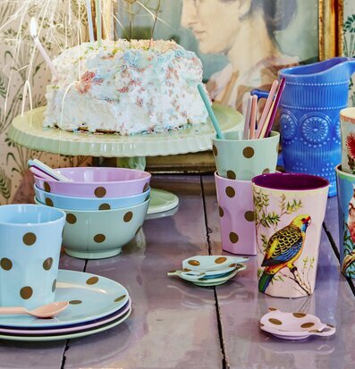 Bild av festlig dukning med färgglada prickiga mönster