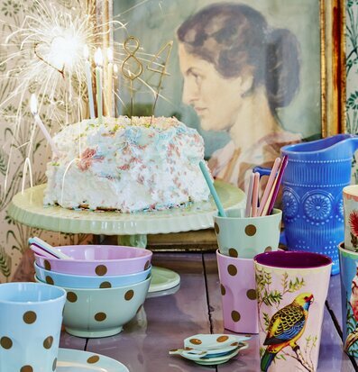 Foto av färgglad festdukning med tårta och dekorationer