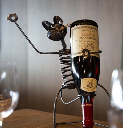 Bild av kreativt vinställ i form av en katt